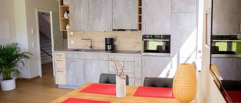 Fridge, microwave, stovetop, dishwasher