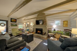 Smart-TV, Kamin, DVD-Player, Bücher