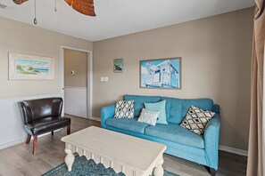 Een smart-tv en boeken