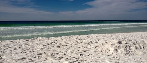 Plage, chaises longues