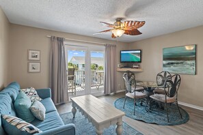 Een smart-tv en boeken