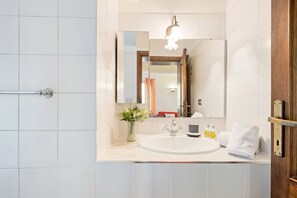 Douche, sèche-cheveux, bidet