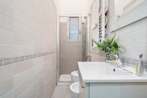 Douche, sèche-cheveux, bidet