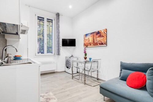 GuestHost - Just outside the center it is in a quiet and convenient position even for those who reach Bologna by car.The apartment is on the raised ground floor without a lift.About 30 square meters large on one floor. There are 3 windows that all overlo