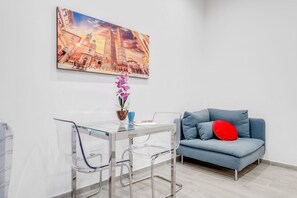 Living area - GuestHost - Just outside the center it is in a quiet and convenient position even for those who reach Bologna by car.The apartment is on the raised ground floor without a lift.About 30 square meters large on one floor. There are 3 windows that all overlo (Bologna)
