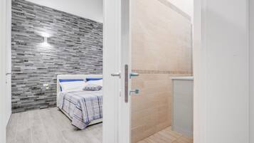 1 habitación, tabla de planchar con plancha y internet