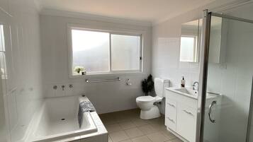 Duschwanne, Handtücher, Toilettenpapier