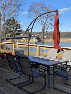 Outdoor dining - Lake front  cabin on main channel Douglass Lake Great for families (Dandridge)