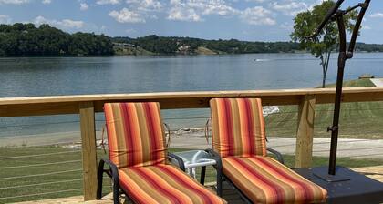 Lake front cabin on main channel Douglass Lake Great for families