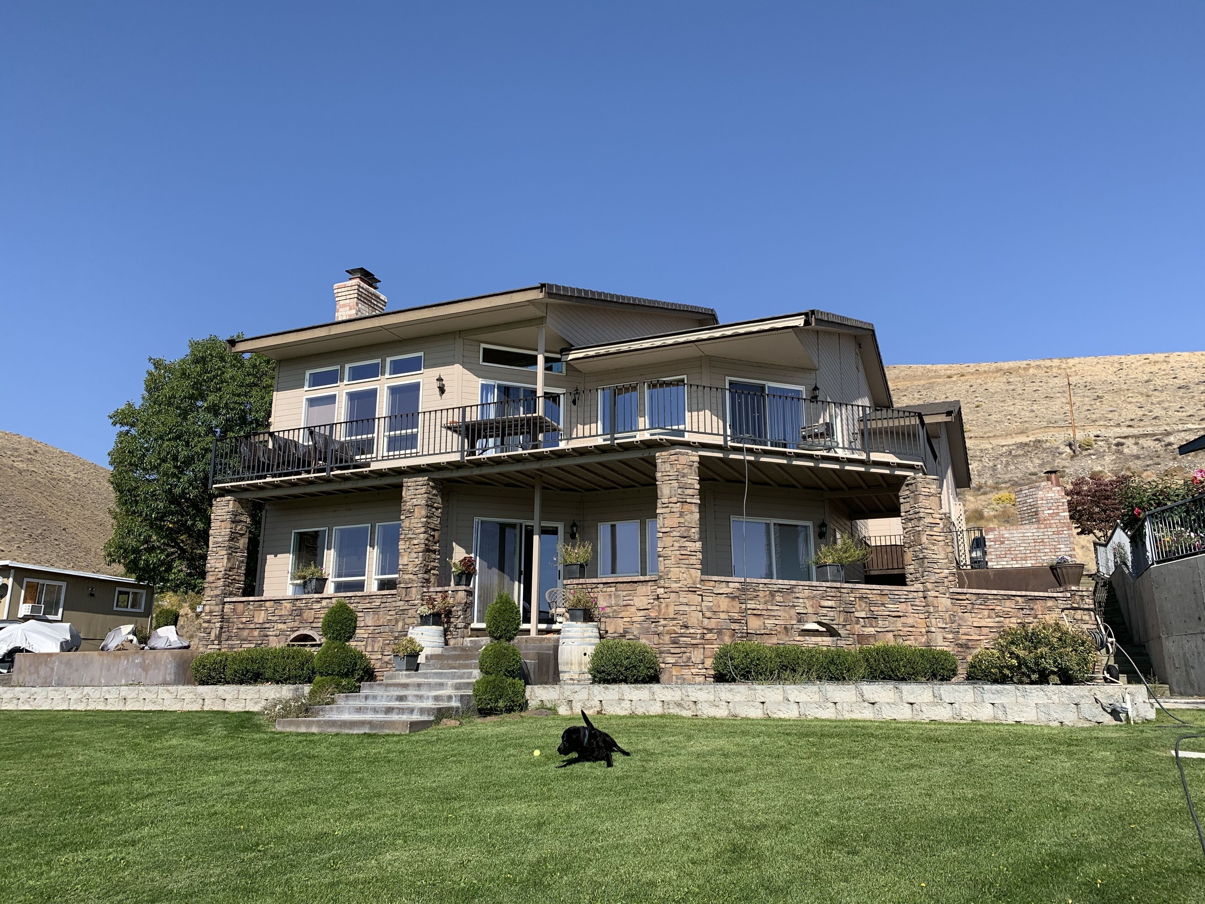 AMAZING LOCATION ON THE COLUMBIA RIVER, ENTIRE HOUSE, EXPANSIVE LAWN.