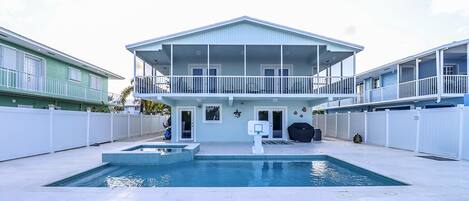 Een verwarmd zwembad