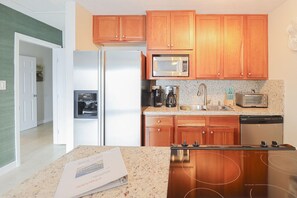 Fridge, microwave, oven, stovetop - Paradise on the Canal with Ocean Access including Pool & Spa (Key Largo)