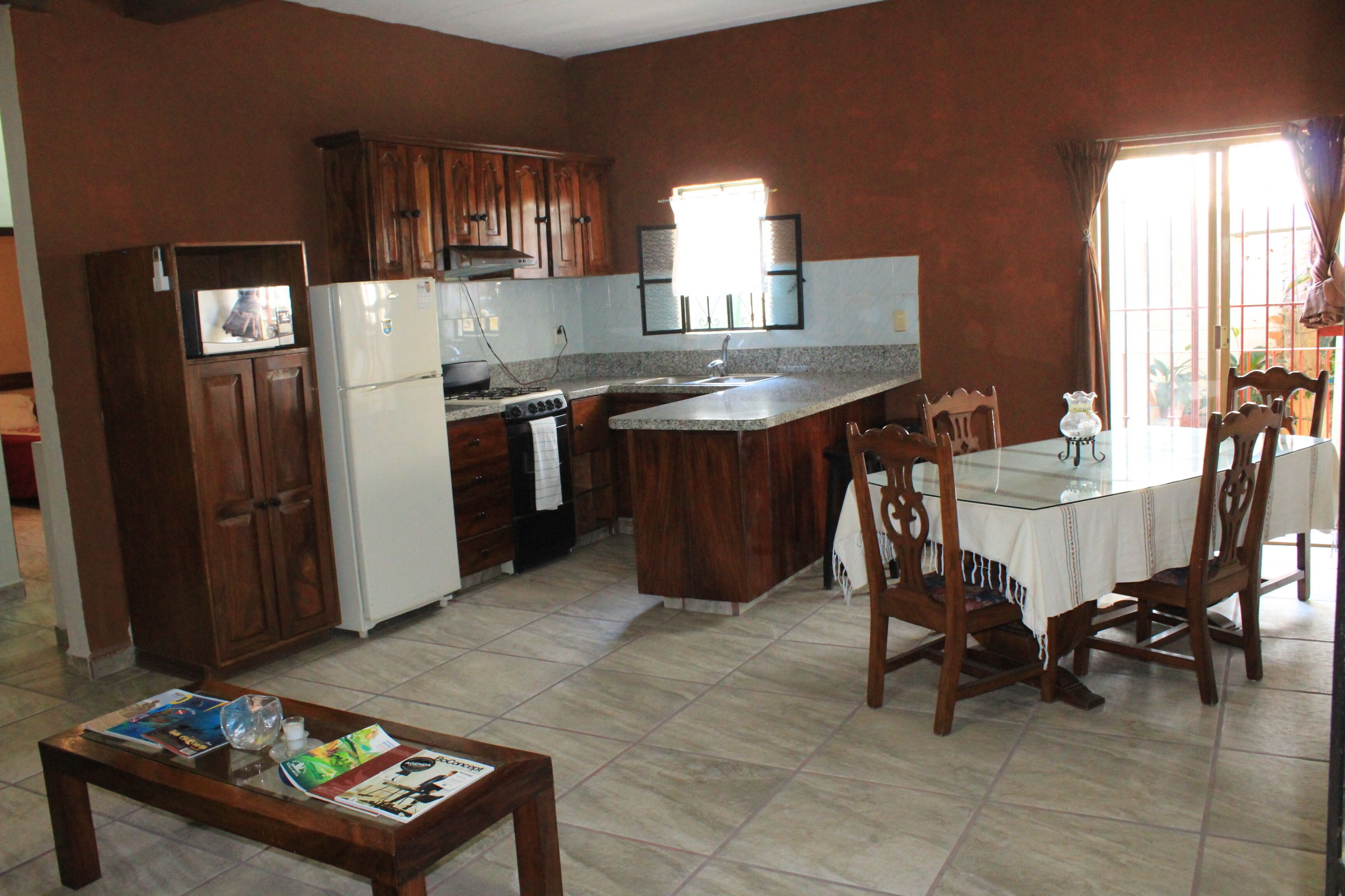 Kühlschrank, Mikrowelle, Herdplatte, Wasserkocher mit Kaffee-/Teezubehör