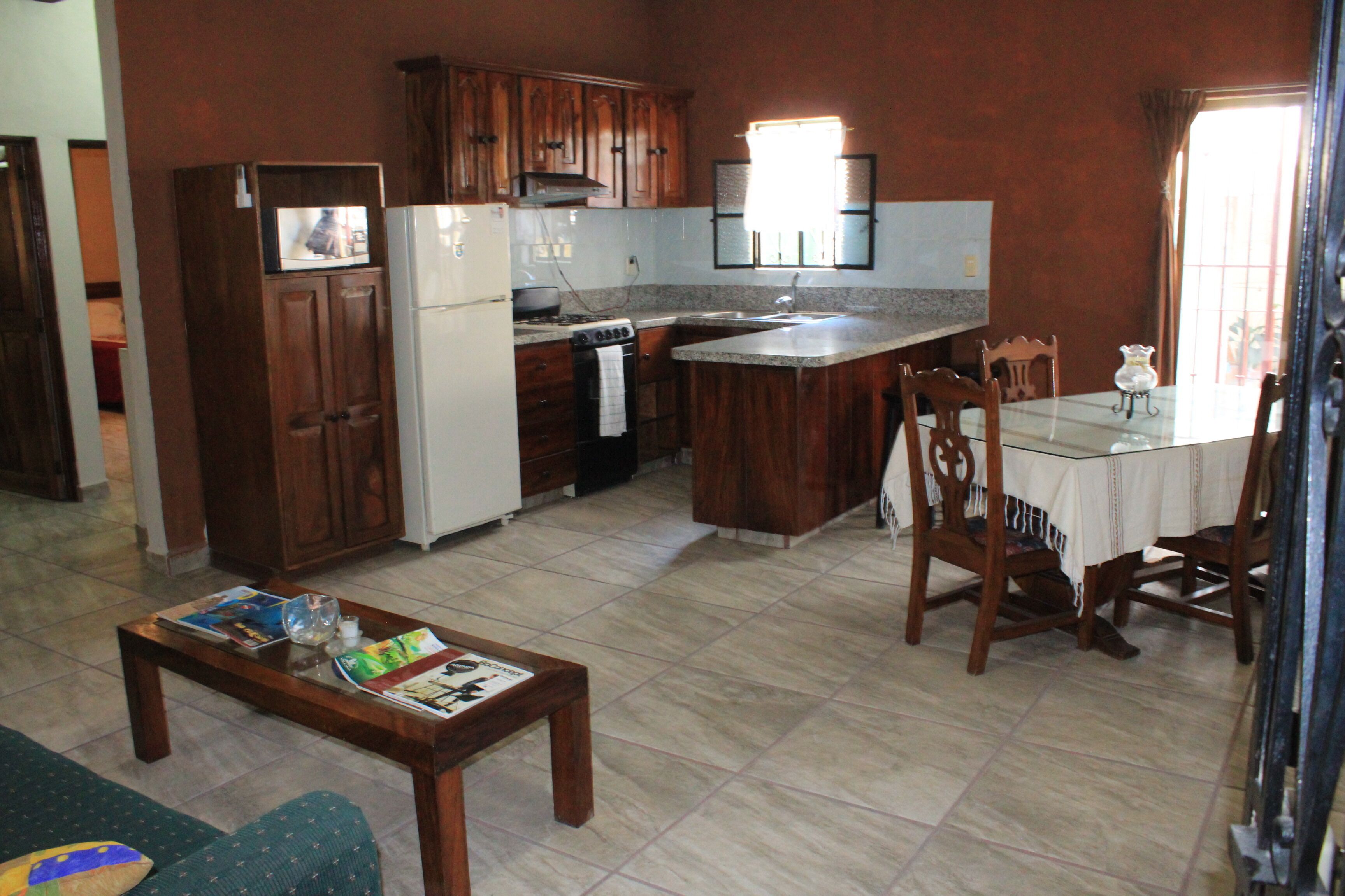 Jääkaappi, mikroaaltouuni, liesi, kahvin-/teenkeitin