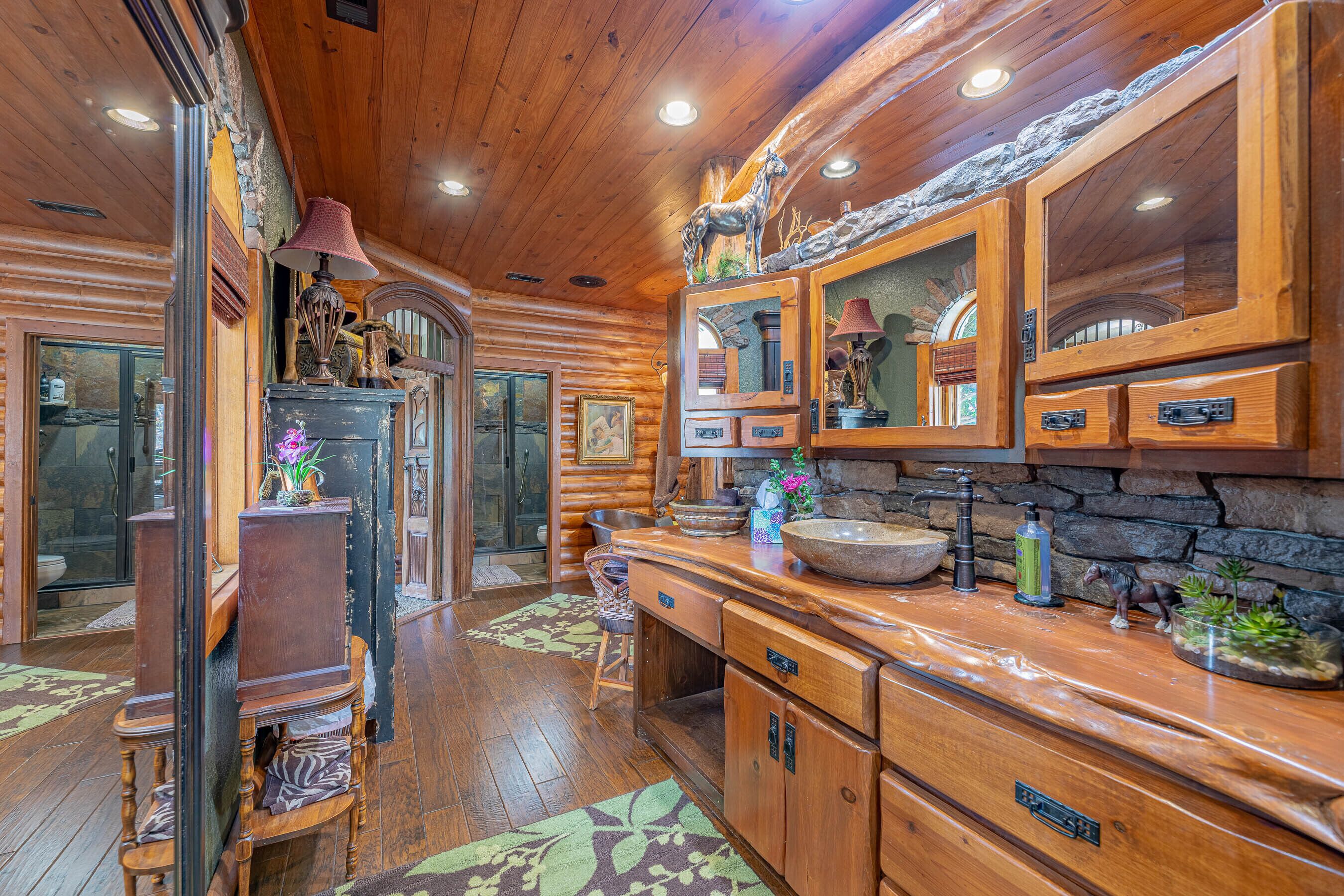 Cedar Lodge - Lake Front Retreat and Resort