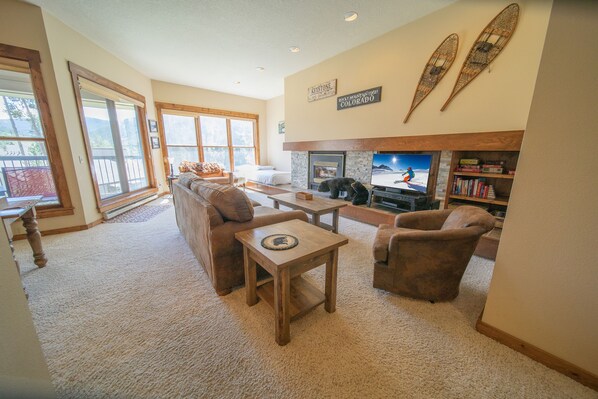 Een smart-tv en een open haard