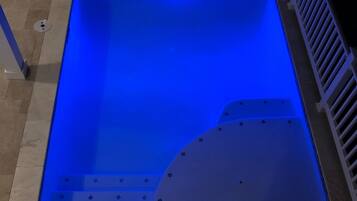 Een buitenzwembad, een verwarmd zwembad