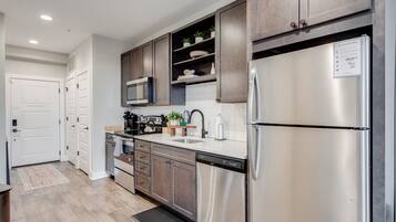 Coffee/tea maker, cookware/dishes/utensils