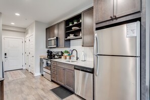 Coffee/tea maker, cookware/dishes/utensils