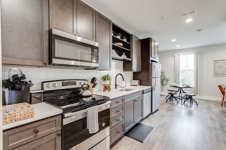 Coffee/tea maker, cookware/dishes/utensils. Updated, One bedroom | Quick Drive to Broadway
