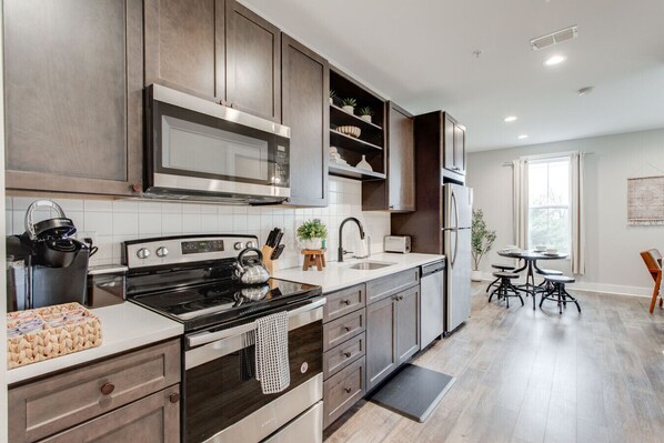 Coffee/tea maker, cookware/dishes/utensils