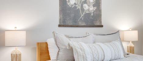 1 habitación, escritorio, tabla de planchar con plancha y cuna de viaje