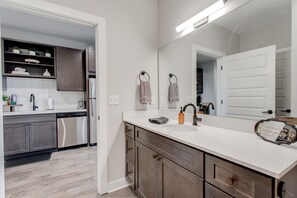 Coffee/tea maker, cookware/dishes/utensils