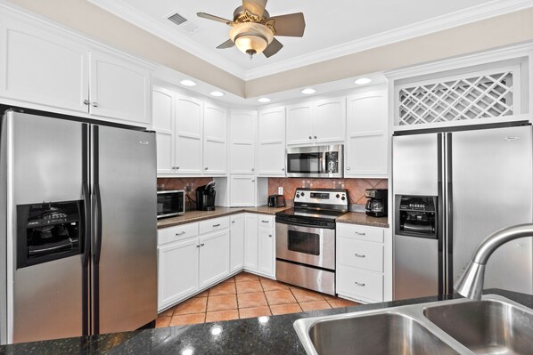 Køleskab, mikrobølgeovn, ovn, kogeplade