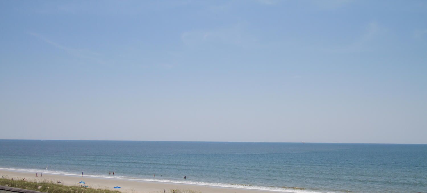 På stranden og solsenger