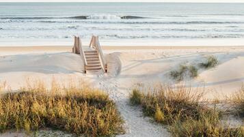 Accommodatie ligt op het strand, ligstoelen, strandlakens