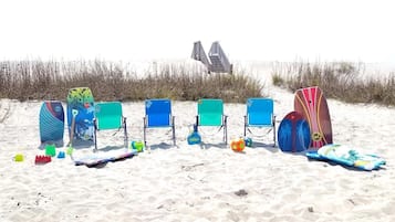 En la playa, camastros y toallas de playa