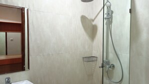 Standard Room | Bathroom | Shower, rainfall showerhead, towels, toilet paper - Vin Stay Petanu (Denpasar)