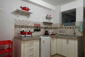 Jääkaappi, vedenkeitin, keittoastiat/astiat/ruokailuvälineet