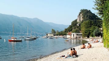Una spiaggia nelle vicinanze