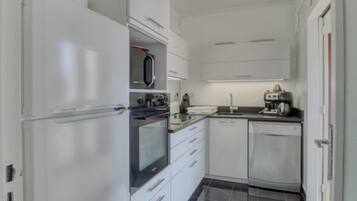 Réfrigérateur, micro-ondes, four, lave-vaisselle