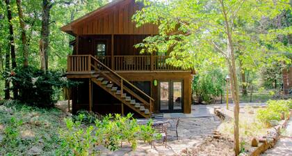 Cozy Lodge on Fort Gibson Lake. Pet-Friendly!
