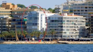 A coastal hotel with multiple floors, balconies, and a view of the sea. - Rentalmar Family Acantilados (Salou)