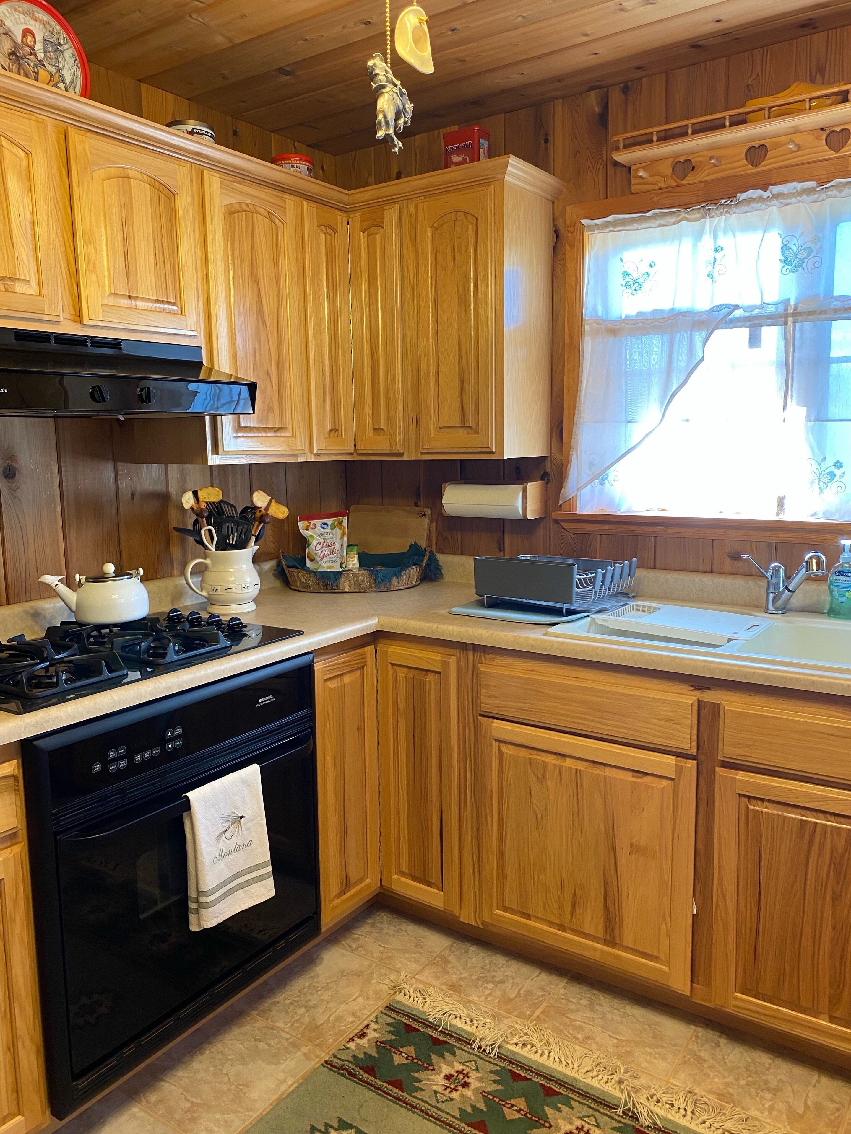 Quaint Riverfront Cabin