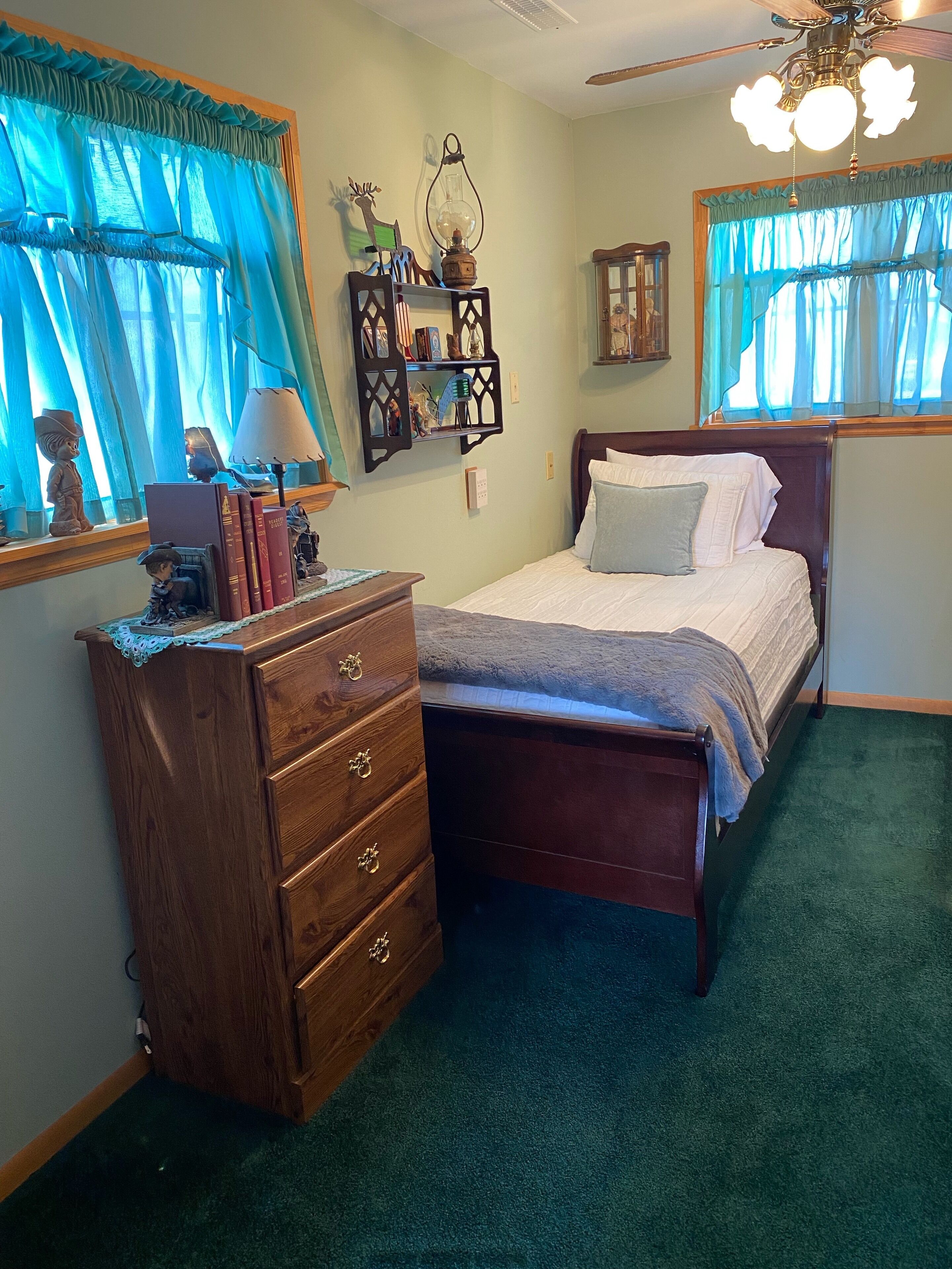 Quaint Riverfront Cabin