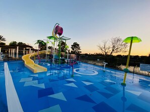 Children’s area - 4 Master suites - Free wifi - private pool - resort comm 3 miles from Disney (Kissimmee)