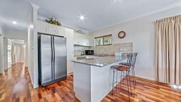 Standard Townhome | Dapur peribadi | Peti sejuk/penyejuk beku saiz penuh, ketuhar gelombang mikro, ketuhar