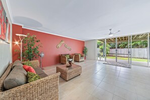 Casa de ciudad estándar | Sala de estar | Smart TV de 55 pulgadas con canales digitales, televisión y Netflix 