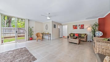 Standard Townhome | Ruang tamu | 55 inci sebuah televisyen pintar dengan digital, TV, Netflix