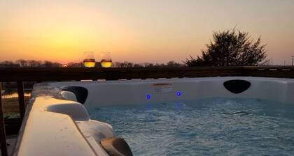 Gorgeous Nautical 2/2 Lake House Chain O` Lakes with Hot Tub