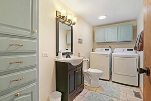 Badkar/dusch, hårtork och handdukar