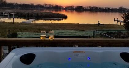 Gorgeous Nautical 2/2 Lake House Chain O` Lakes with Hot Tub