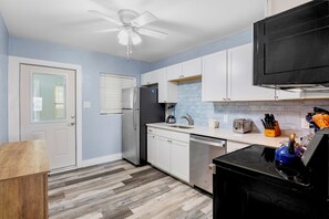 ثلاجة، ميكروويف، فرن، موقد طهي مسطح