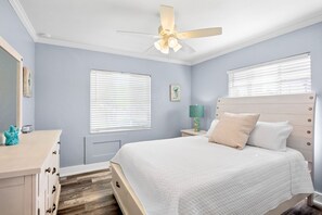 2 bedrooms, iron/ironing board, free WiFi, bed sheets - Family Friendly Home, 4 mins to Beach! - Starfish Cove, B (Holmes Beach)