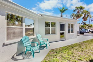 Terrace/patio - Family Friendly Home with Pool, 4 mins to Beach! - Starfish Cove, B (Holmes Beach)