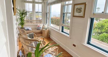 Cosy coastal cottage